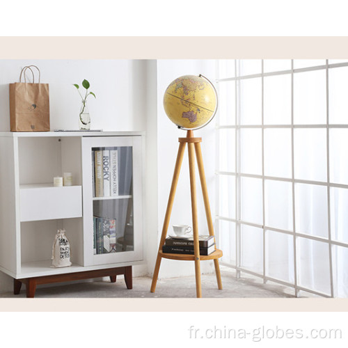 Globe terrestre antique sur pied